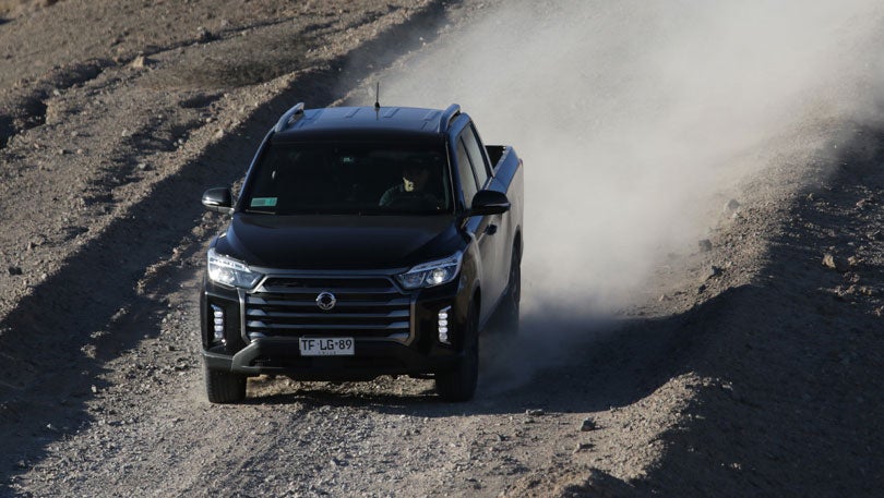 Camioneta 4x4 Ssangyong en camino de tierra.